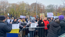 Сотни людей вышли на митинг в Бухаресте в поддержку митрополита Лонгина