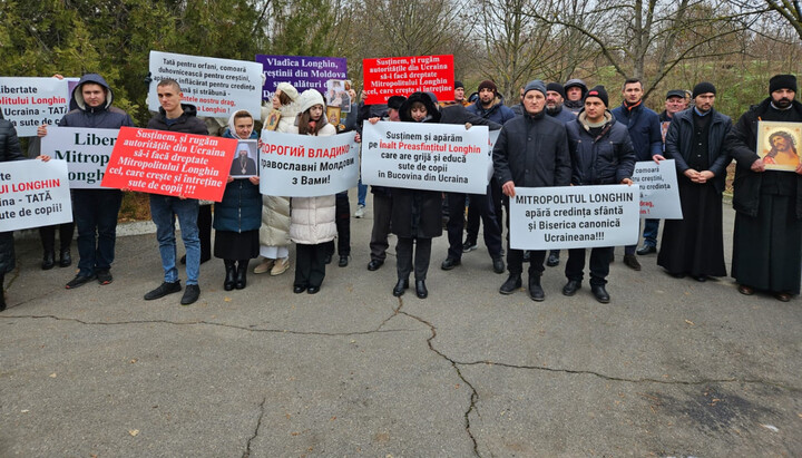 Miting la Ambasada Ucrainei din Chișinău în sprijinul mitropolitului Longin. Imagine: spzh.news