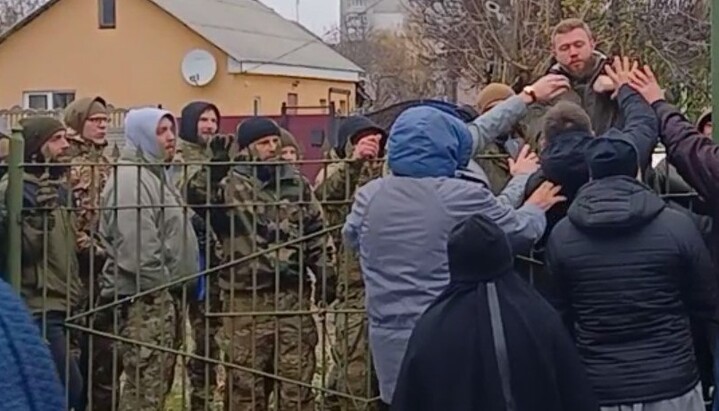 Kukharchuk striking people on the territory of the UOC convent. Photo: UOJ