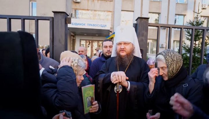 Митрополит Феодосій перед будівлею суду. Фото: скріншот ютуб-каналу Черкаської єпархії