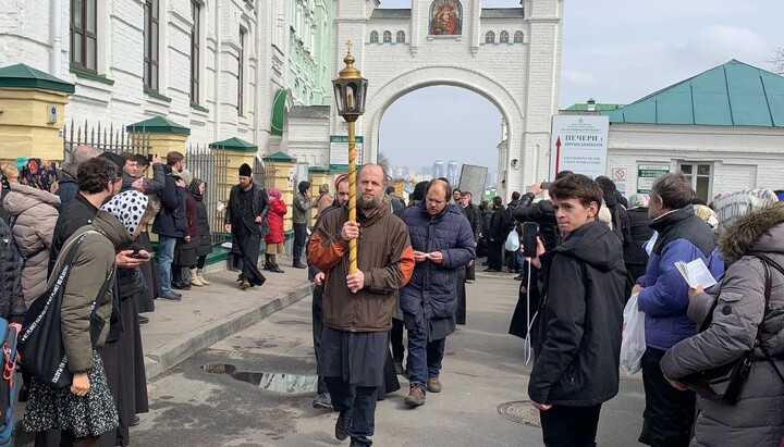 Călugării din Lavră merg la rugăciune. Imagine: UJO