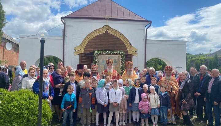 Митрополит Феодор с общиной Николаевского храма. Фото: ФБ-страница храма