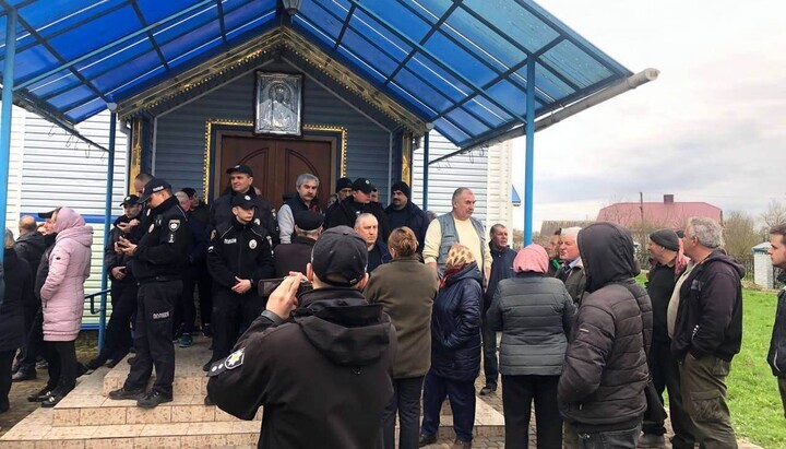 Сторонники ПЦУ в с. Гильча Ровенской области «переводят» в свою структуру приход УПЦ. Фото: rivne.church.ua