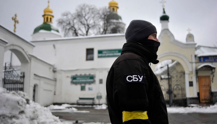 Сотрудник СБУ в Киево-Печерской лавре. Фото: gettyimages.com