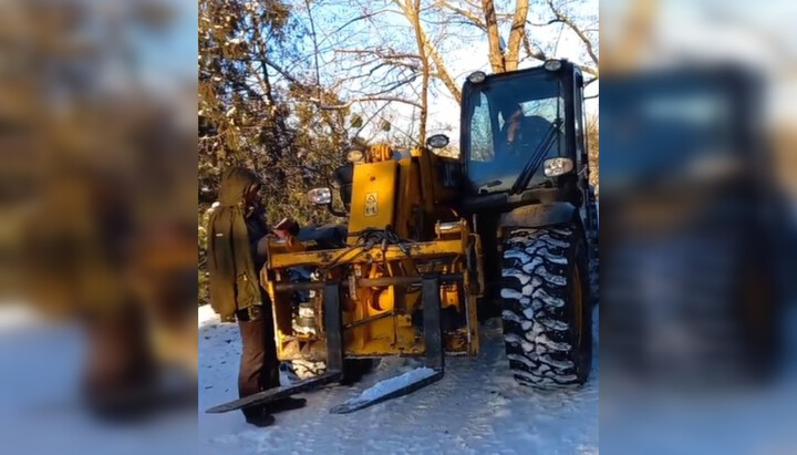 Unul dintre buldozerele folosite de atacatori pentru a asalta lăcașul de cult al Bisericii Ortodoxe Ucrainene (BOUkr) din Ladyjin. Imagine: UJO