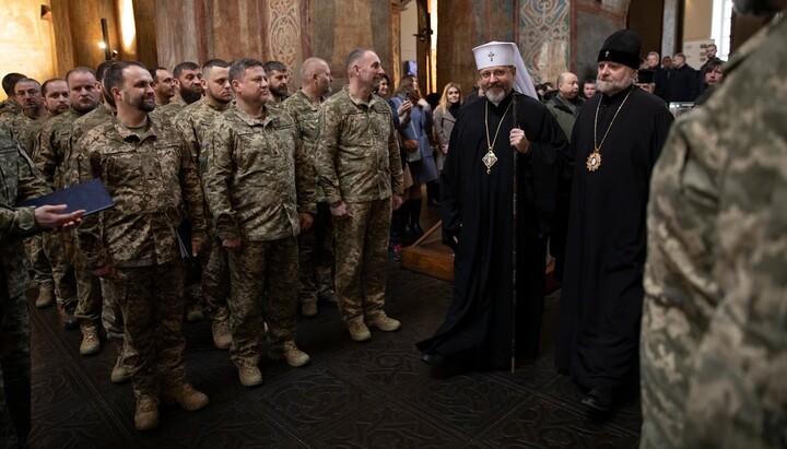 Глава УГКЦ Святослав Шевчук с воинами ВСУ. Фото: synod.ugcc.ua