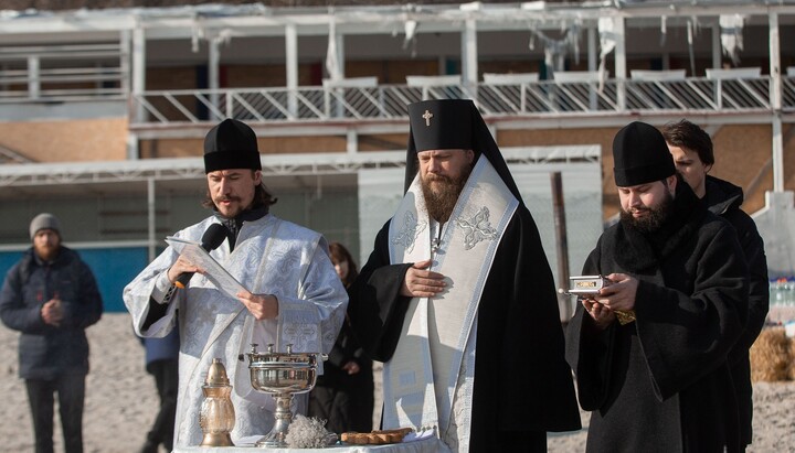 Чин освячення води на березі Чорного моря в Одесі. Фото: facebook.com/iliyamonastery