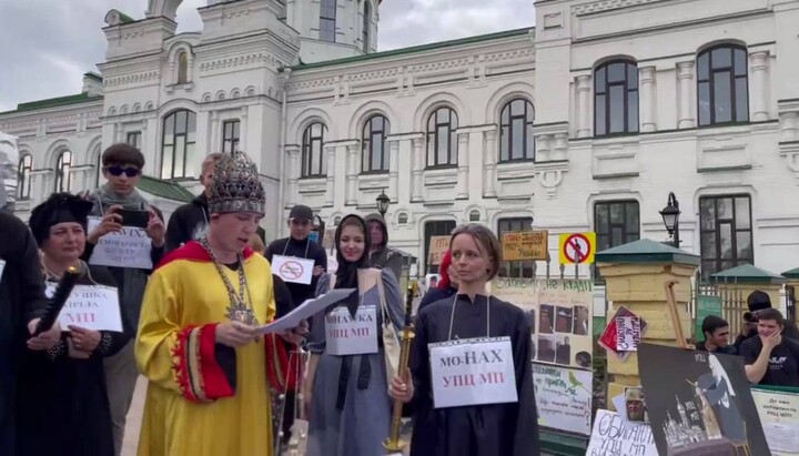 «Активисты» возле Киево-Печерской лавры. Фото: spzh.media