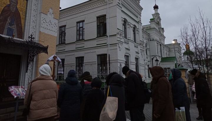 Молитва біля стін Лаври. Фото: «Перший козацький»