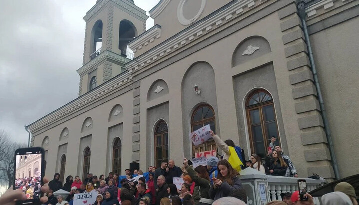 Депутат Юрій Смаль очолив незаконні збори з «переведення» в ПЦУ Покровського собору УПЦ. Фото: Shepetivka