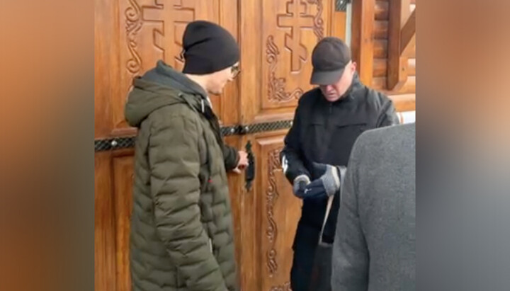 Representatives of the reserve hang their locks on the doors of St. Nicholas Church in defiance of the court decision. Photo: UOJ