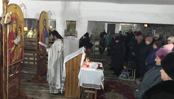 В укритті ліцею УГКЦ обладнали храм. Фото: Страна.ua