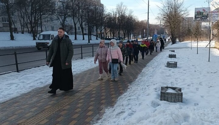 Священник УГКЦ ведет детей на занятия. Фото: «Суспільне»