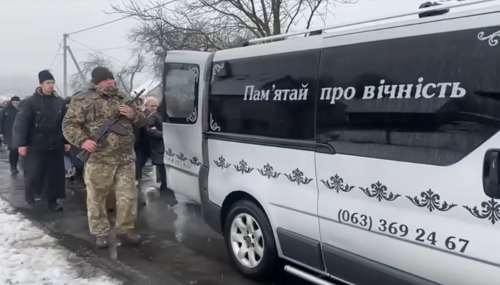 An UOC priest accompanying the vehicle carrying the body of the fallen warrior. Photo: a screenshot of the Podhaitsy community’s FB page