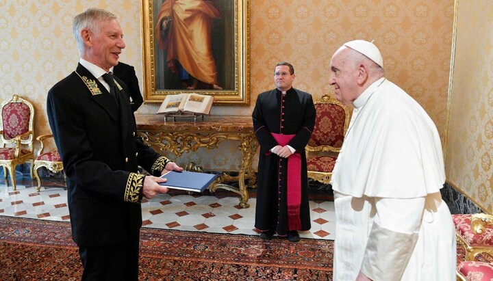 Ambasadorul Rusiei la Vatican și papa Francisc. Imagine: 