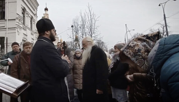 Верующие на молитвенном стоянии у стен Лавры. Фото: скриншот t.me/miryany