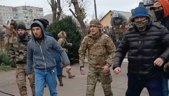 Бандиты, напавшие на монастырь УПЦ в Черкассах. Фото: скриншот ютуб-канала Черкасской епархии