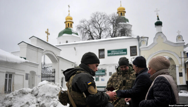 Checking documents in Kyiv-Pechersk Lavra. Photo: Radio Liberty