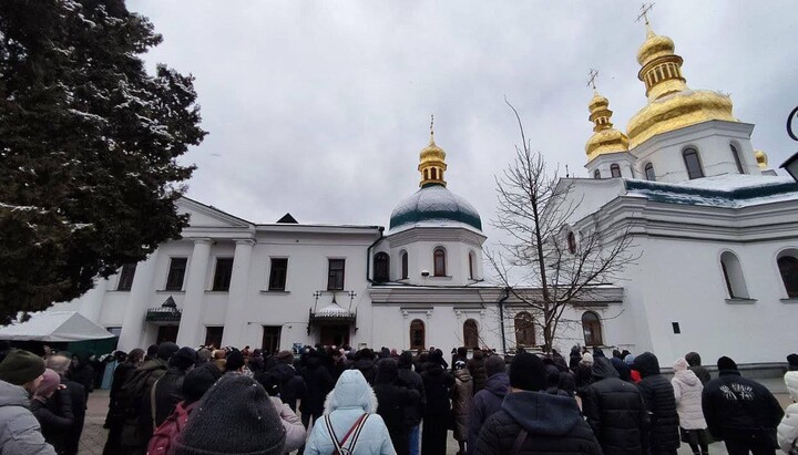 Тисячі віруючих прийшли до Лаври 29 березня 2023 року на молитву. Фото: t.me/kozakTv1