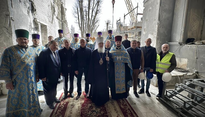 Δέηση στον κατεστραμμένο καθεδρικό ναό της Μεταμόρφωσης της UOC στην Οδησσό. Φωτογραφία: Μητρόπολη Οδησσού