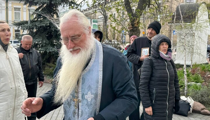 Молитвенное стояние возле храма прп. Сергия Радонежского Киево-Печерской лавры. Фото: t.me/save_Lavra