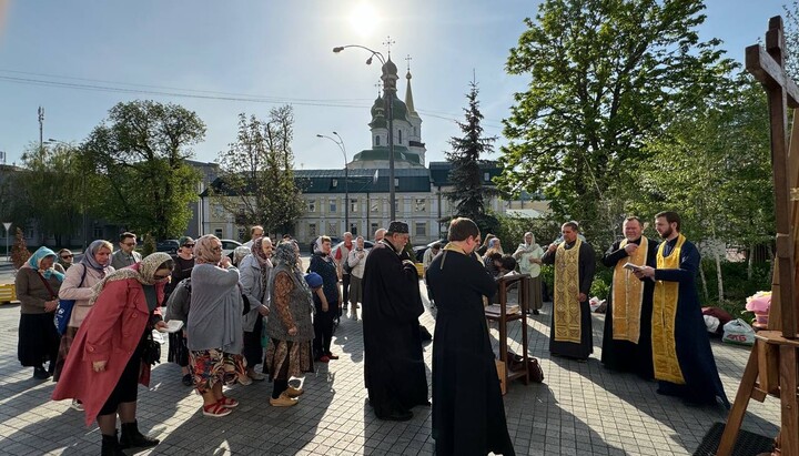 Молитвенное стояние возле Киево-Печерской лавры 11 апреля 2024 г. Фото: t.me/save_Lavra