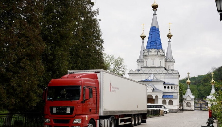 Гуманітарна допомога Святогірській лаврі. Фото: Вінницька єпархія