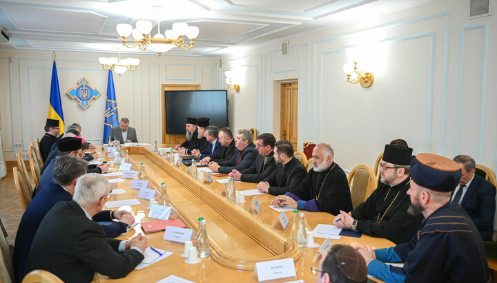 Meeting of the Secretary of the National Security and Defense Council with members of the AUCCRO. Photo: IPC