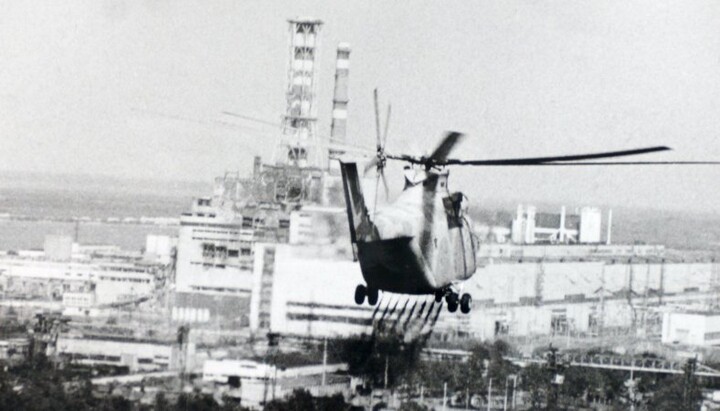 A helicopter near the Chornobyl nuclear power plant, which the authorities sent to help experts assess the damage. Photo: gk-press.if.ua