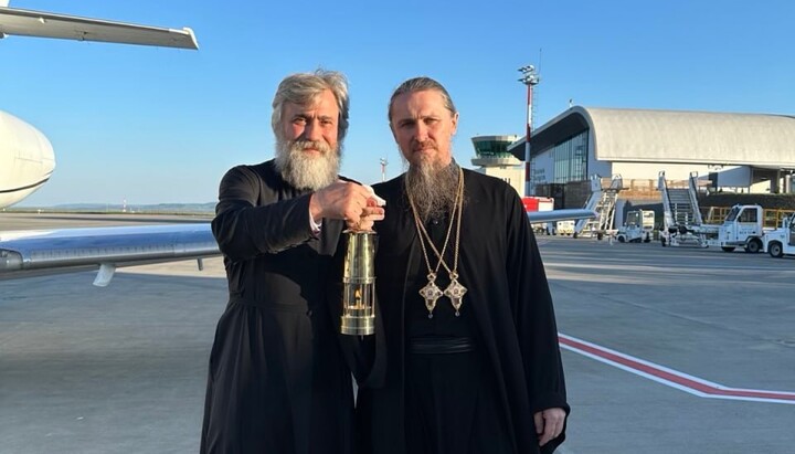 The clergy of the UOC brought the Holy Fire to Ukraine. Photo: t.me/v_novynskyi