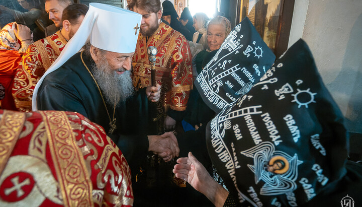 Блаженнейший благословляет схимонахиню Флоровской обители в Киеве. Фото: news.church.ua