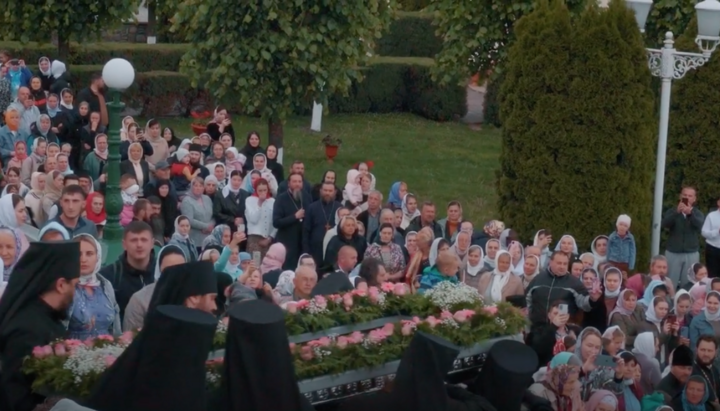 Procesiunea Calea Crucii în Lavra de la Poceaev. Imagine: screenshot video