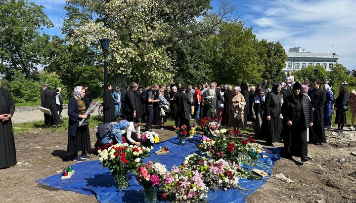 17 martie 2024. Oamenii aduc flori la locul demolării bisericii Zecimii. Imagine: news.church.ua