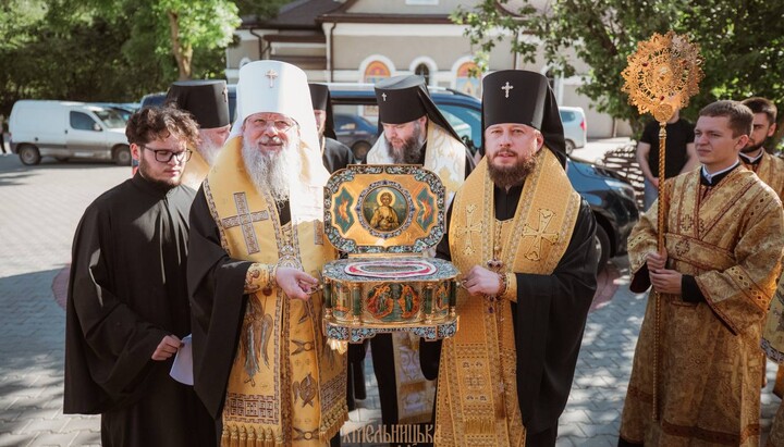 В Хмельницкий прибыл ковчег со стопой апостола Андрея Первозванного.  Фото: Хмельницкая епархия