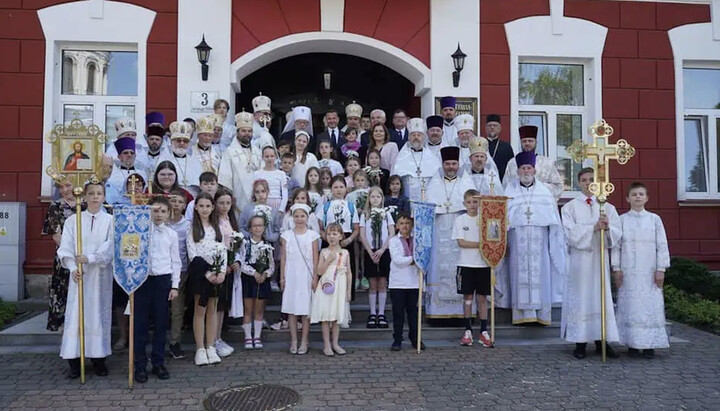 Предстоятель и верующие Польской Церкви возле собора в Белостоке. Фото: orthodox.pl