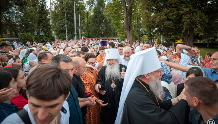 У Чернівцях тисячі вірян УПЦ зустріли Предстоятеля Американської Церкви