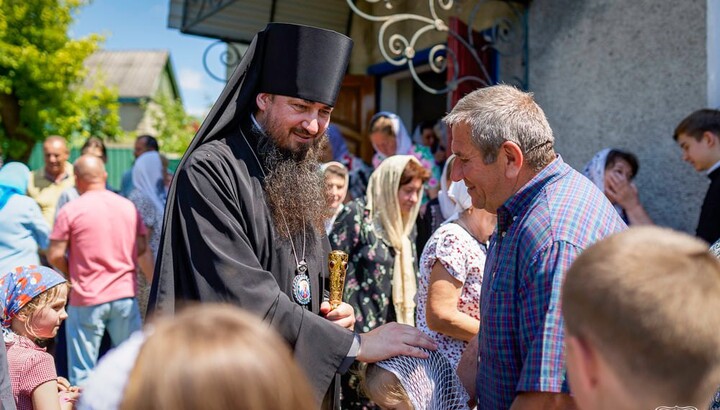 Єпископ Антоній і парафіяни Іллінського храму. Фото: Черкаська єпархія