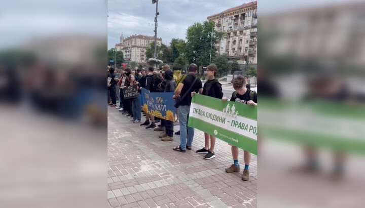 Акція проти ЛГБТ-маршу. Фото: принтскрин відео