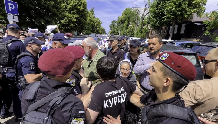 Провокації біля Соснівського районного суду Черкас проти архієрея та вірян УПЦ. Фото: Черкаська єпархія