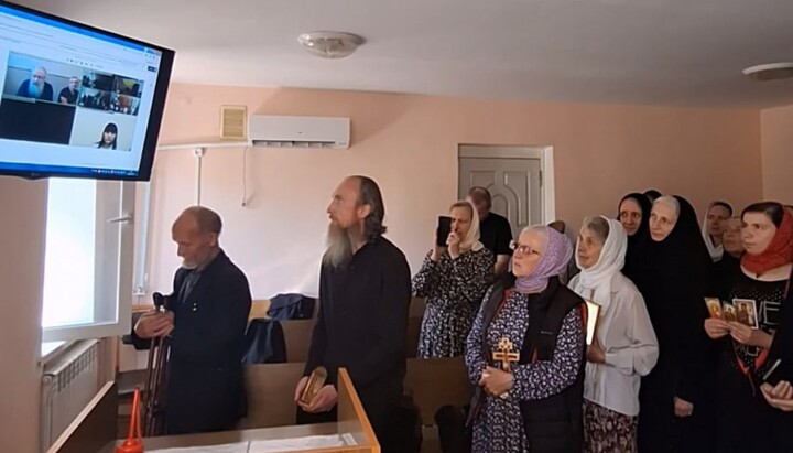 Monks and believers came to court to support Metropolitan Arseniy. Photo: Sviatohirsk Lavra