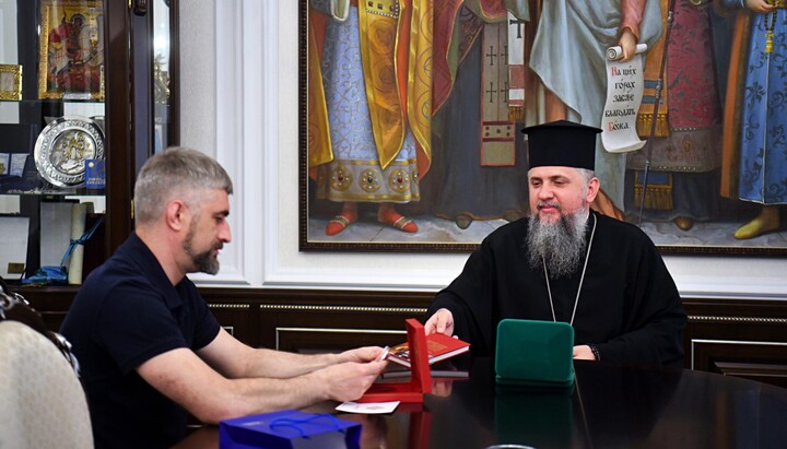 Chairman of Ukrzaliznytsia Yevhen Liaschenko and OCU head Epifaniy Dumenko. Photo: OCU