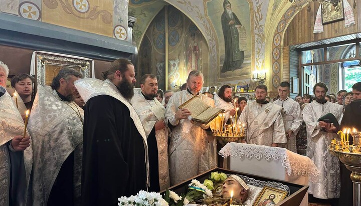 Отпевание погибшего воина Александра Максимюка. Фото: Ровенская епархия