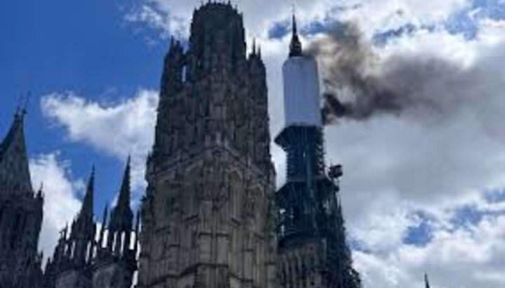 Incendiu la Catedrala din Rouen. Imagine: Pagina de FB a primăriei din Rouen