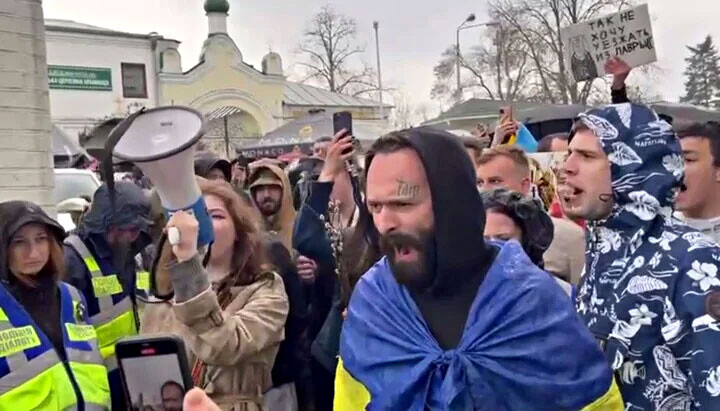 Activists at the Lavra are shouting insults. Photo: UOJ