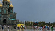 В Подмосковье перед главным военным храмом РФ молния поразила троих людей