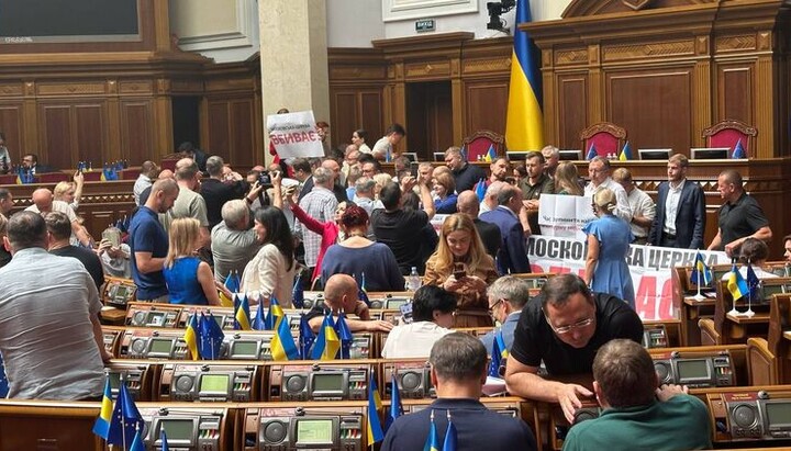 Supporters of the UOC ban, led by Poroshenko, are blocking the Rada rostrum, demanding the adoption of the bill. Photo: Strana