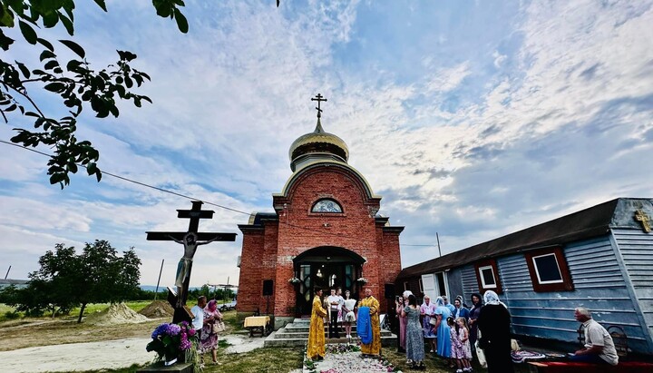 Освячення престолу в Іллінському храмі УПЦ с. Павшино. Фото: Мукачівська єпархія