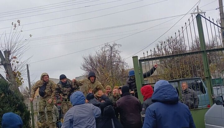 Church raiding in Cherkasy. Photo: the UOJ