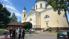 В Черновцах верующие УПЦ не согласны с решением властей о парковке у храма