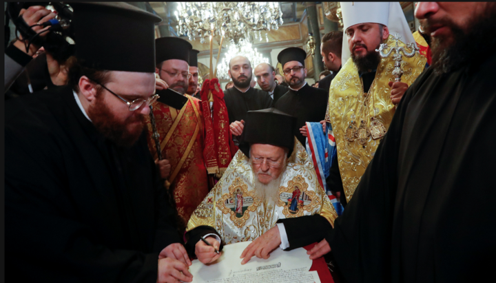 Patriarch Bartholomew signing the Tomos for the OCU. Photo: Reuters